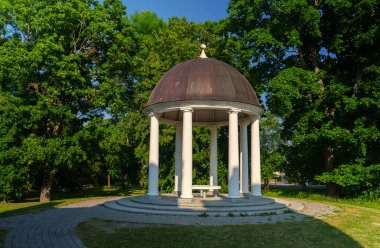 Yaz parkında halka açık çardak..