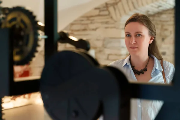 Donna Guarda Vecchio Orologio Acqua Nel Museo — Foto Stock