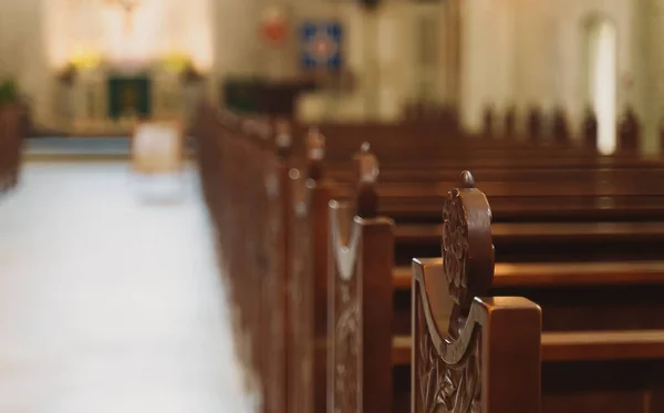 Het Interieur Van Kerk Met Bankjes — Stockfoto