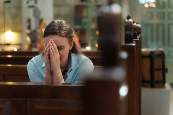 Donna Seduta Una Chiesa Prega — Foto Stock