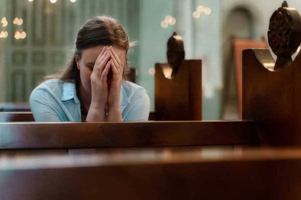 Donna Seduta Una Chiesa Prega — Foto Stock