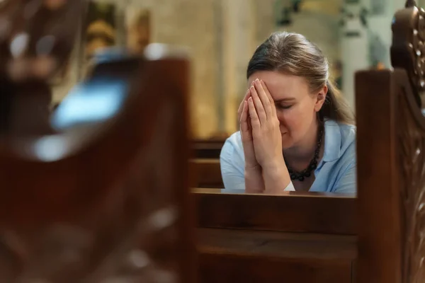 Vrouw Zit Een Kerk Bidt — Stockfoto