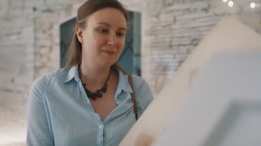 Kadın bir müzede tarihi eserleri inceliyor..