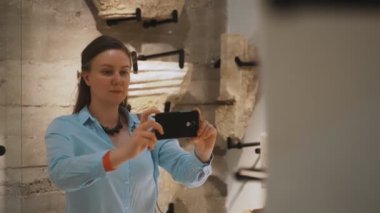 Kadın müzede sergiler çekiyor..