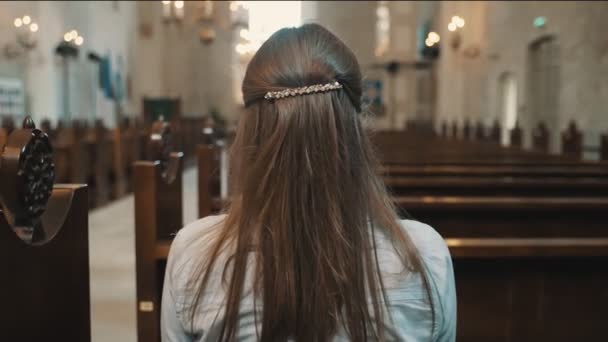 Donna Seduta Una Chiesa Prega — Video Stock