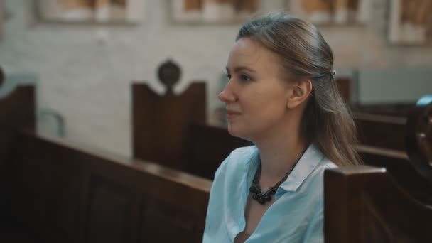 Mujer Asiste Adoración Cristiana Iglesia — Vídeos de Stock