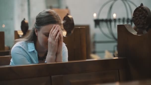 Vrouw Zit Een Kerk Bidt — Stockvideo