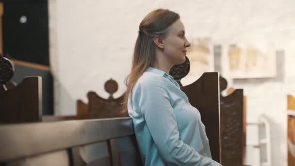 Женщина Посещает Христианское Богослужение Церкви — стоковое видео