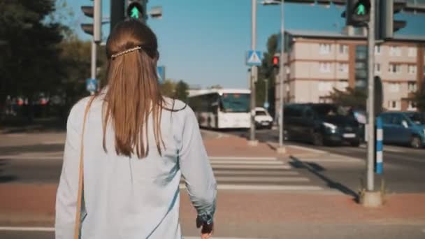 Mujer Peatonal Cruzando Calle Ciudad — Vídeos de Stock