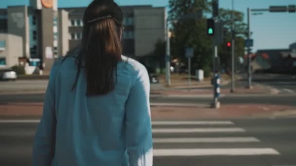 Fußgängerin Überquert Straße Der Stadt — Stockvideo
