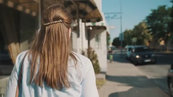 Kasaba Caddesinde Yürüyen Bir Kadın — Stok video