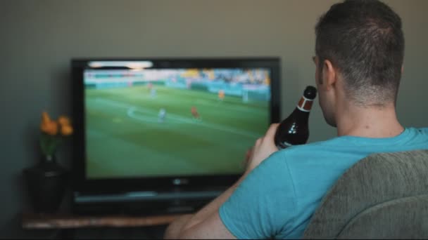 Hombre Con Botella Cerveza Viendo Fútbol Televisión — Vídeo de stock