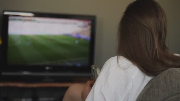 Kobieta Butelką Piwa Ogląda Futbol Telewizji — Wideo stockowe