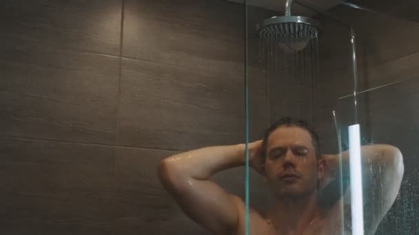 Bărbatul Își Spală Părul Duș Acasă — Videoclip de stoc