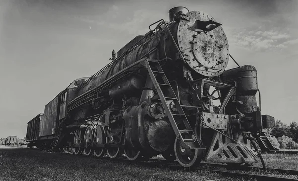 露天博物馆的旧生锈蒸汽机车 — 图库照片