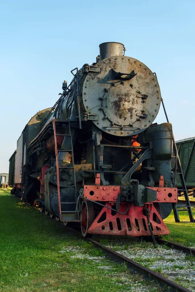 野外博物館の古い錆びた蒸気機関車 — ストック写真
