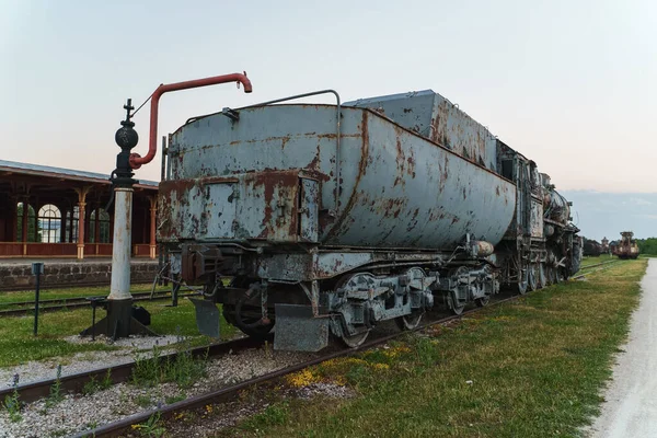 野外博物館の古い錆びた蒸気機関車 — ストック写真