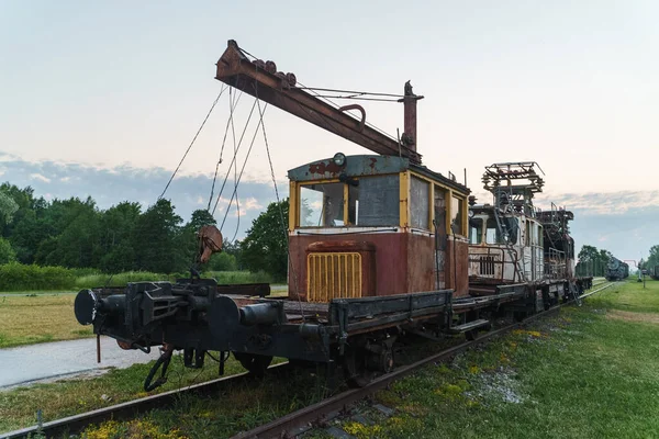 野外博物館で旧ソ連の鉄道クレーン — ストック写真