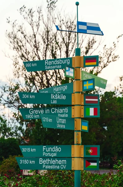 Signpost Com Diferentes Bandeiras Língua Estoniana — Fotografia de Stock