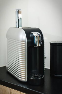 Masanın üzerinde kahve makinesi var..