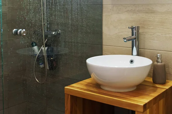 Zuhanyzó Mosdó Fürdőszobában — Stock Fotó