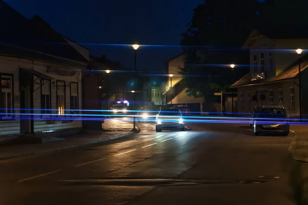 汽车在夜间穿过这个城市 — 图库照片