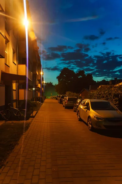 Ulkona Parkkipaikalla Yöllä — kuvapankkivalokuva