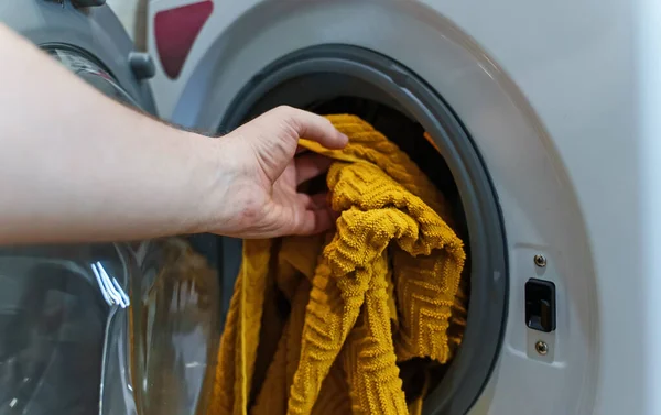 男人把毛巾装进洗衣机 — 图库照片