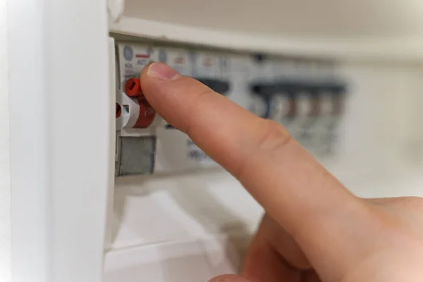 Mannenhand Overschakelen Fuse Bord — Stockfoto