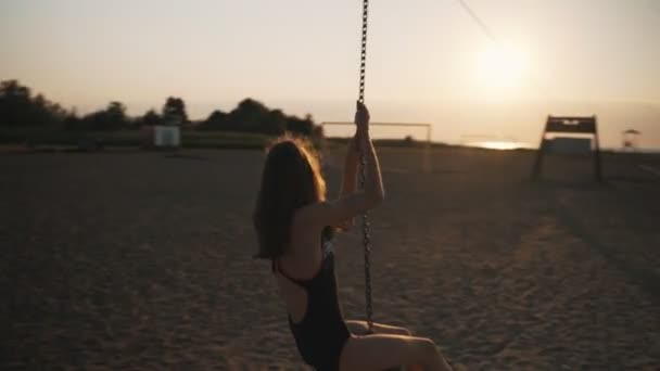 Teenager Mädchen Strand Reitet Ein Bungee — Stockvideo