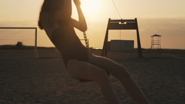 Ragazza Adolescente Sulla Spiaggia Cavalca Bungee — Video Stock