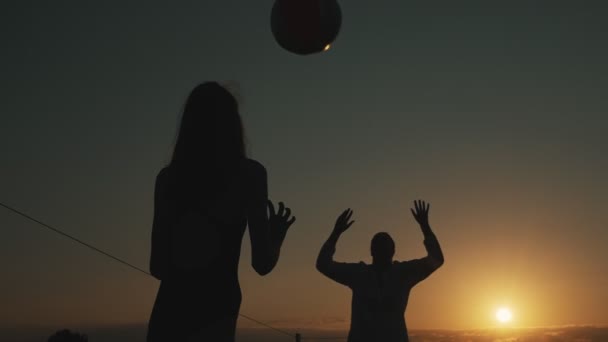 Сім Грає Волейбол Пляжі Заході Сонця — стокове відео