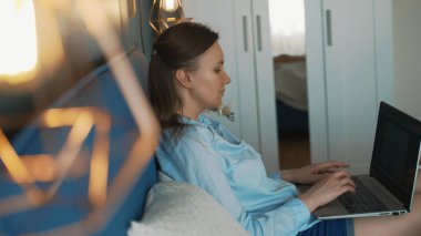 Kadın serbest meslek sahibi, evden çalışıyor. Telesekreter kavramı.