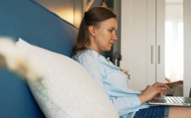 Kadın serbest meslek sahibi, evden çalışıyor. Telesekreter kavramı.