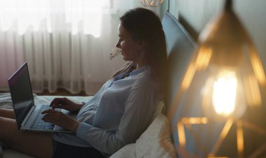 Kadın serbest meslek sahibi, evden çalışıyor. Telesekreter kavramı.