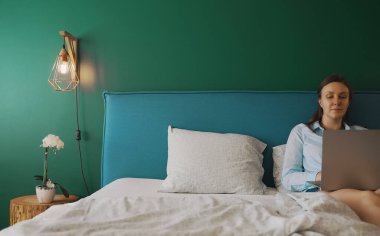 Kadın serbest meslek sahibi, evden çalışıyor. Telesekreter kavramı.