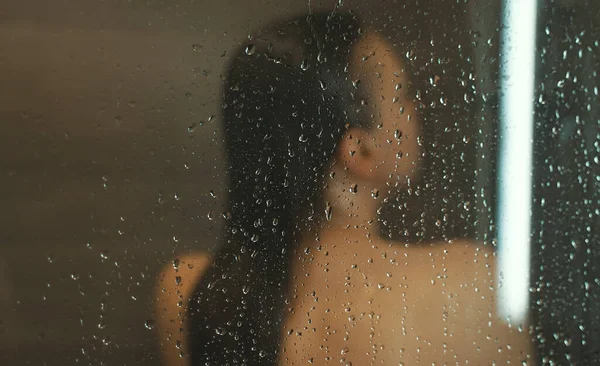Kobieta Myjąca Się Pod Prysznicem — Zdjęcie stockowe