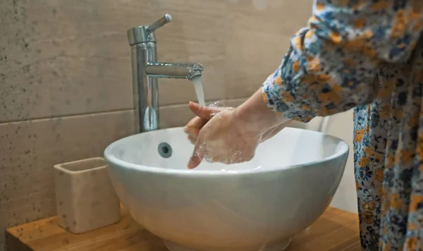 Vrouw Wast Haar Handen Gootsteen — Stockfoto