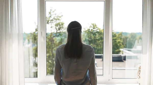 Frau Steht Hause Vor Fenster — Stockfoto