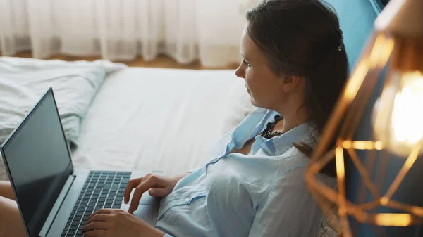 Freelancer Feminino Trabalha Casa Conceito Teletrabalho — Fotografia de Stock