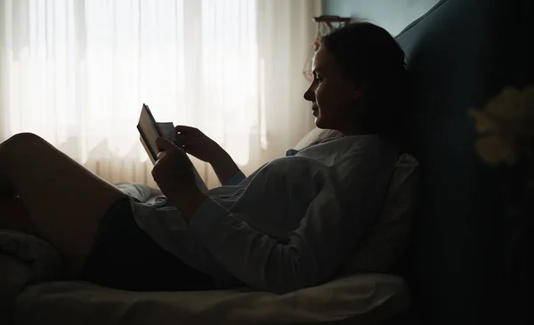 Mujer Disfruta Leyendo Libro Dormitorio — Foto de Stock