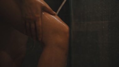 Kadın bacaklarını duşta yıkama.