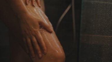 Kadın bacaklarını duşta yıkama.