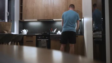 Adam akşamları mutfak lavabosunda bulaşık yıkıyor..