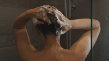 Kadın kendini duşta yıkıyor..