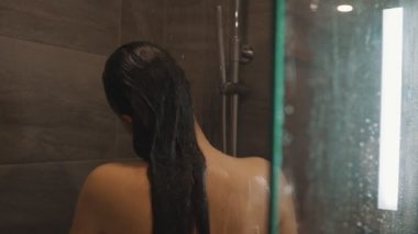 Kadın kendini duşta yıkıyor..
