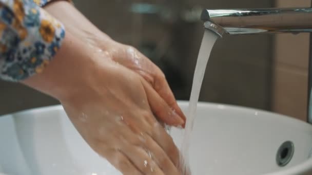 Frau Wäscht Sich Die Hände Waschbecken — Stockvideo