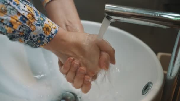 Μια Γυναίκα Πλένει Χέρια Της Στο Νεροχύτη — Αρχείο Βίντεο