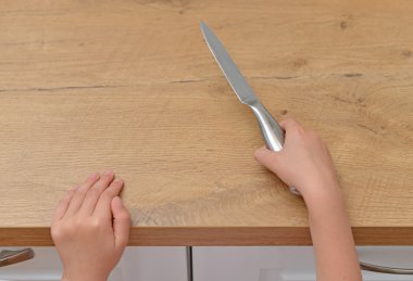 Mutfakta tehlikeli bir durum. Çocuk bir mutfak bıçağı almaya çalışırken.