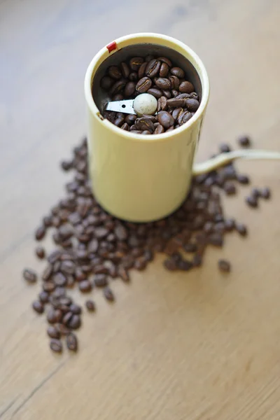 A blade or propeller coffee grinder on the table top. — Stock Photo, Image